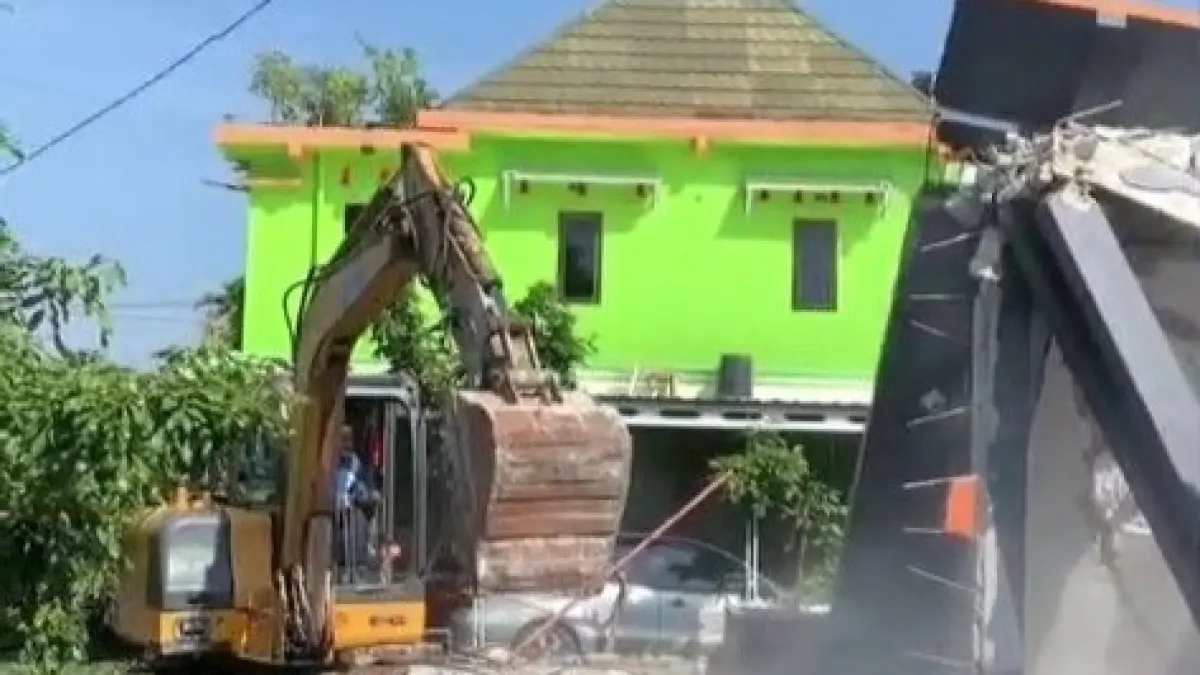 Rumah di Desa Dumplengan Ngawi dirobohkan dengan ekskavator usai rencana pernikahan pasangan kandas. FOTO: TANGKAPAN LAYAR