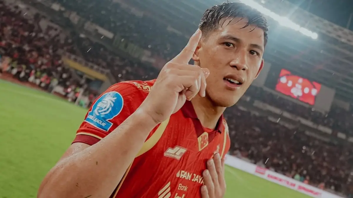 TERBAIK: Striker Persija Jakarta Eksel Runtukahu mencetak gol indah saat menjamu Persebaya di pekan ke-27. (IG @persija)