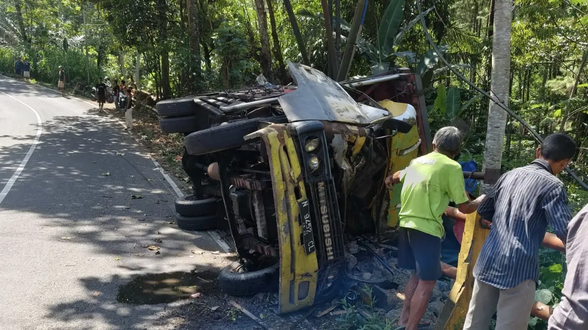 Truk terguling di jalur Tegalombo–Pacitan setelah mengalami rim blong. Sopir asal Surabaya meninggal dunia di lokasi. FOTO: POLSEK TEGALOMBO
