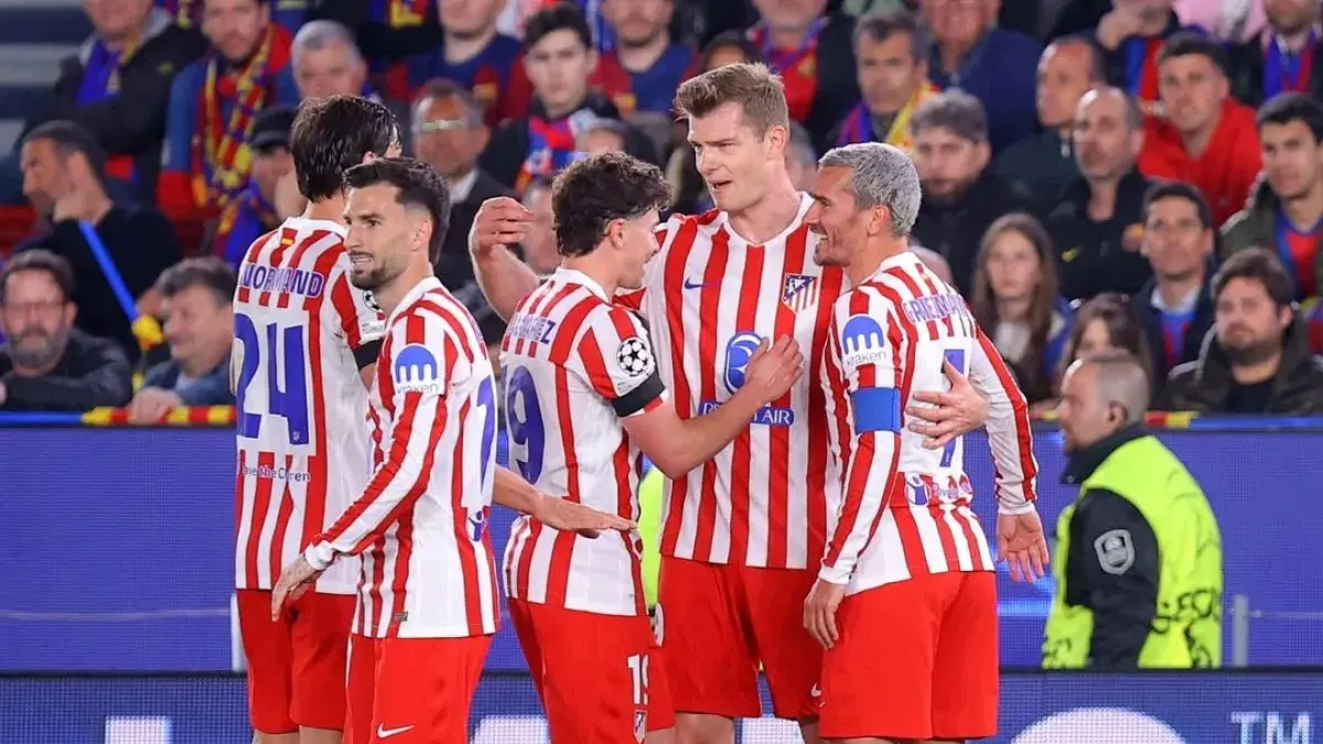Para pemain Atletico Madrid saat merayakan gol. 