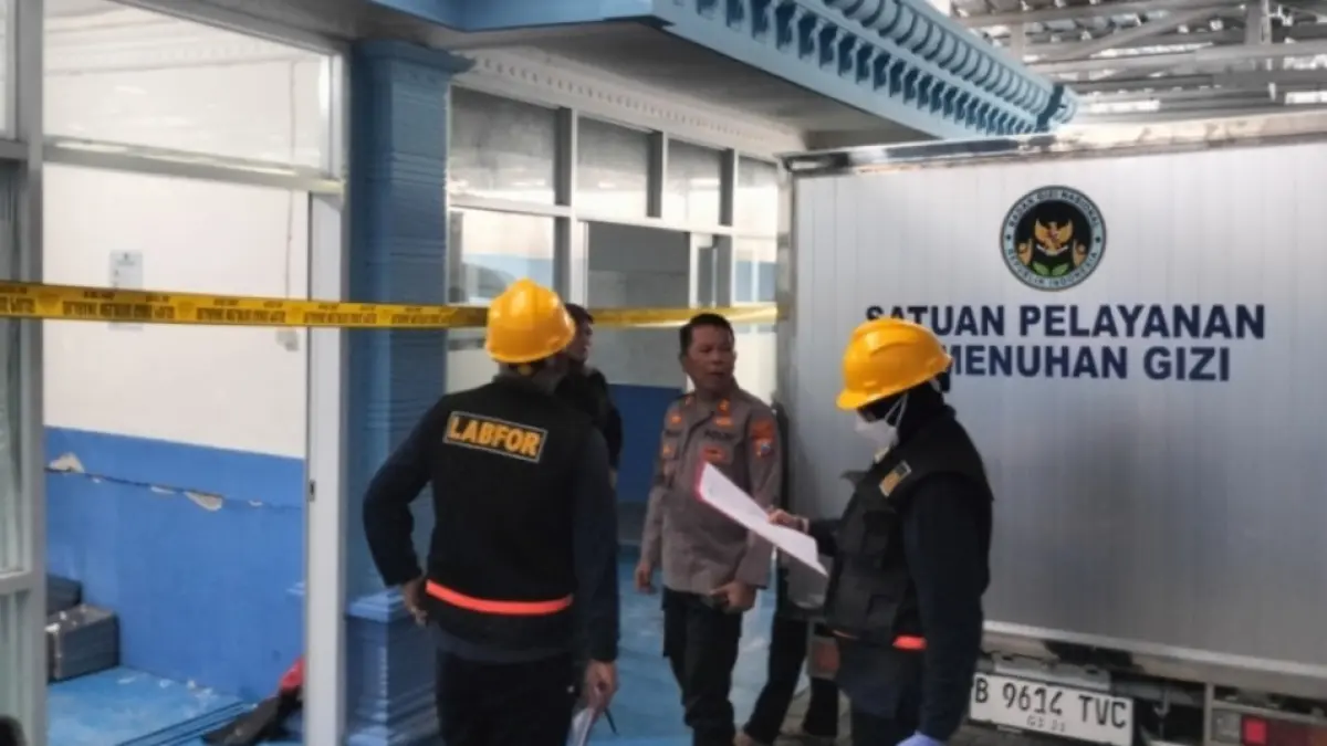 Tim Labfor Polda Jatim memeriksa lokasi ledakan dapur MBG di Ngawi untuk memastikan penyebabnya. FOTO: ASEP SYAEFUL/RADAR NGAWI