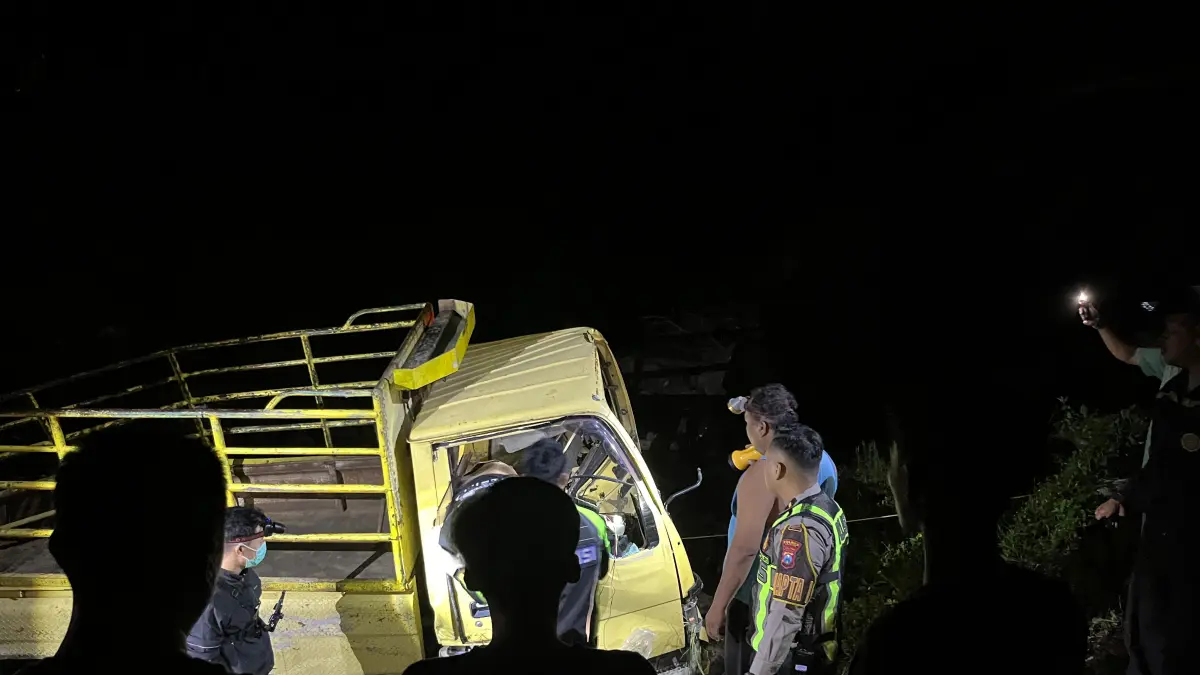 Truk terjun ke sungai di Kebonagung Pacitan. Dua orang tewas dan dua lainnya luka dalam kecelakaan dini hari. FOTO: SATLANTAS POLRES PACITAN