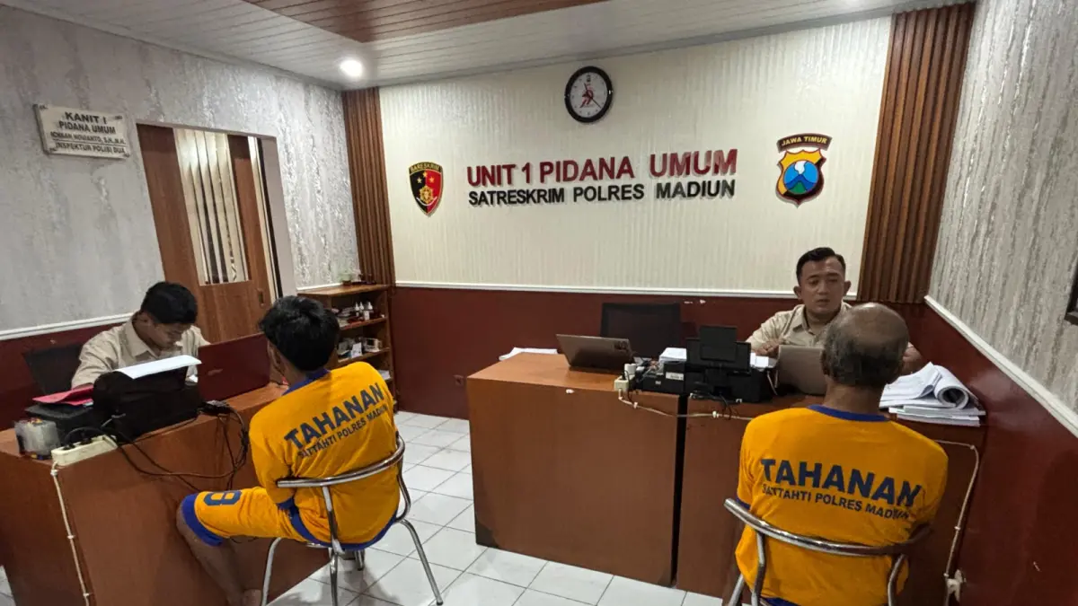 Dua tersangka curanmor menjalani pemeriksaan dengan penyidik Satreskrim Polres Madiun. FOTO: ISTIMEWA