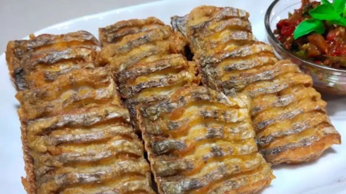Ikan layur goreng krispi. (YOUTUBE DAPUR MAMI FAQIH)