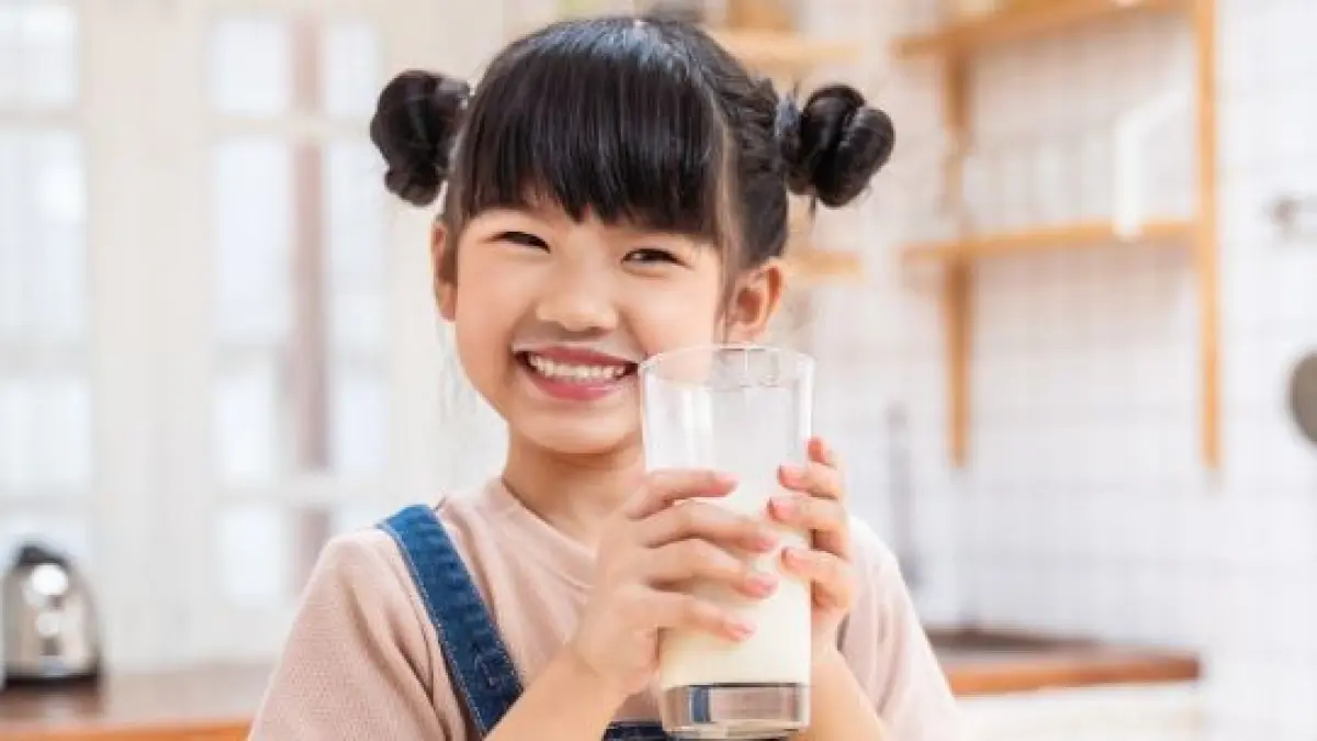 Ilustrasi anak minum susu. (ISTIMEWA)