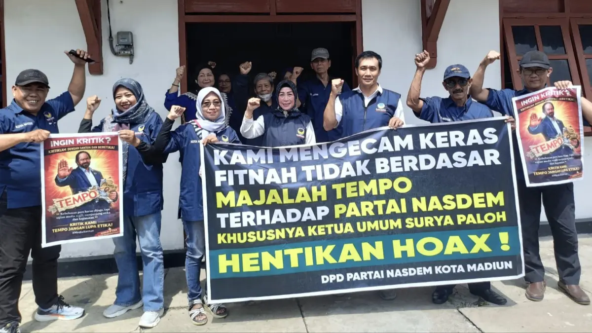 Kader NasDem Kota Madiun menggelar aksi protes terhadap pemberitaan Majalah Tempo di kantor DPD setempat. FOTO: ISTIMEWA