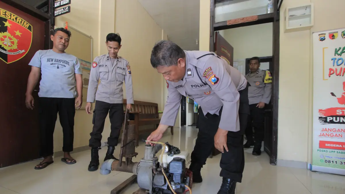 Pelaku pencurian mesin pompa air diamankan polisi saat transaksi COD di wilayah Ngawi. FOTO: AJI PUTRA/RADAR MADIUN