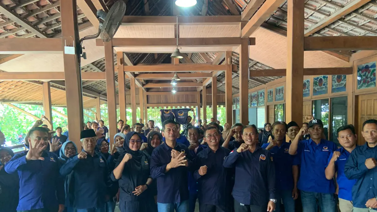 Ratusan kader NasDem Kabupaten Madiun mendatangi kantor DPD untuk memprotes pemberitaan Majalah Tempo. LODITYA FERNANDES/RADAR MADIUN