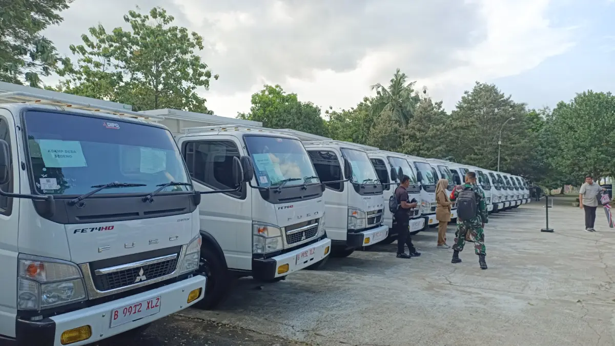 Sejumlah truk operasional KDKMP didistribusikan di Pacitan untuk mendukung aktivitas ekonomi koperasi desa. NUR CAHYONO/RADAR PACITAN
