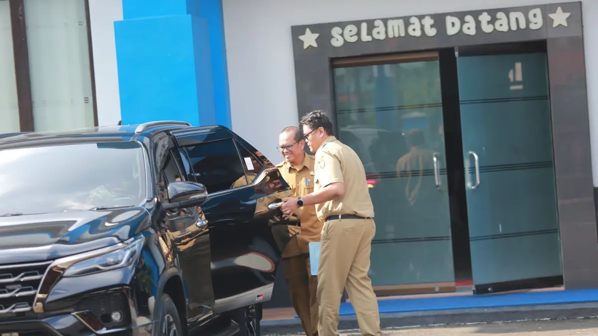 Sekda Kota Madiun Soeko Dwi Handiarto memenuhi panggilan KPK terkait penyidikan kasus korupsi Maidi. BAGAS BIMANTARA/RADAR MADIUN