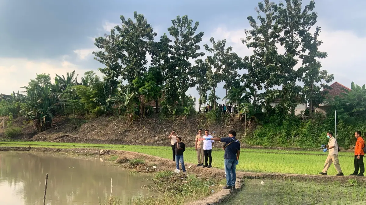 Warga mendesak bekas galian C di Desa Tulung segera ditutup usai kembali menelan korban jiwa. LODITYA FERNANDES/RADAR MADIUN