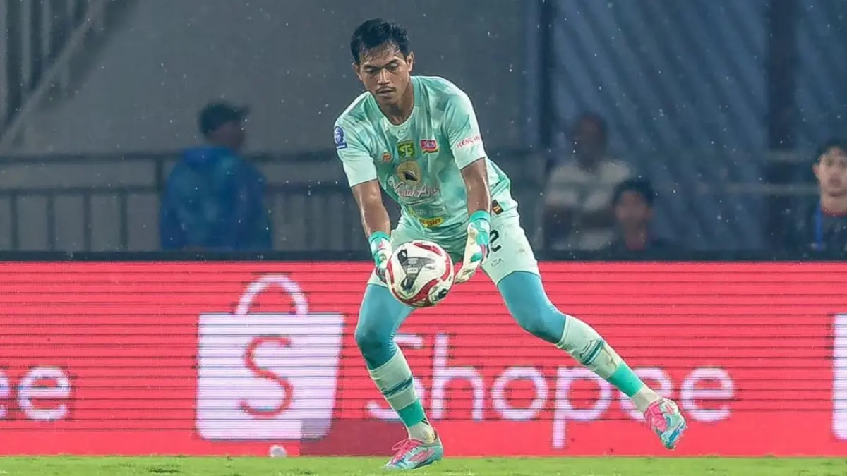 Kiper Persebaya Surabaya Andika Ramadani siap tempur lawan Madura United dalam duel derby Suramadu. (IG @officialpersebaya)