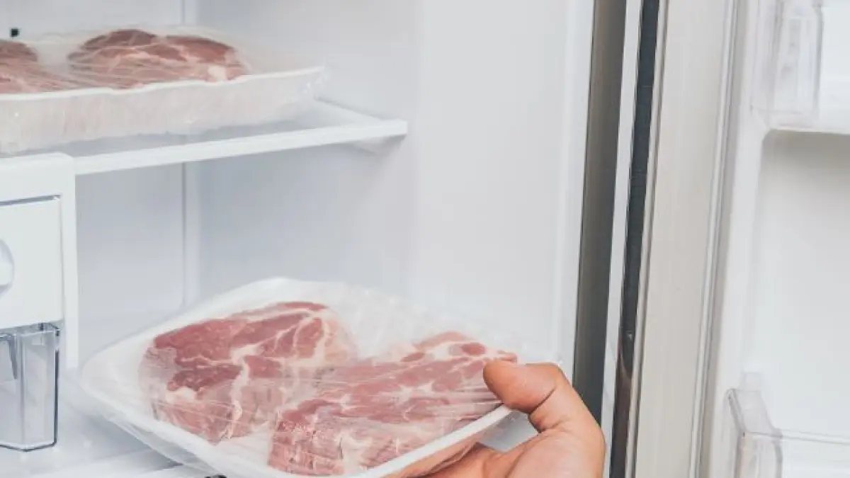 Menyimpan Daging Sapi di Kulkas. (ILUSTRASI/ISTIMEWA)