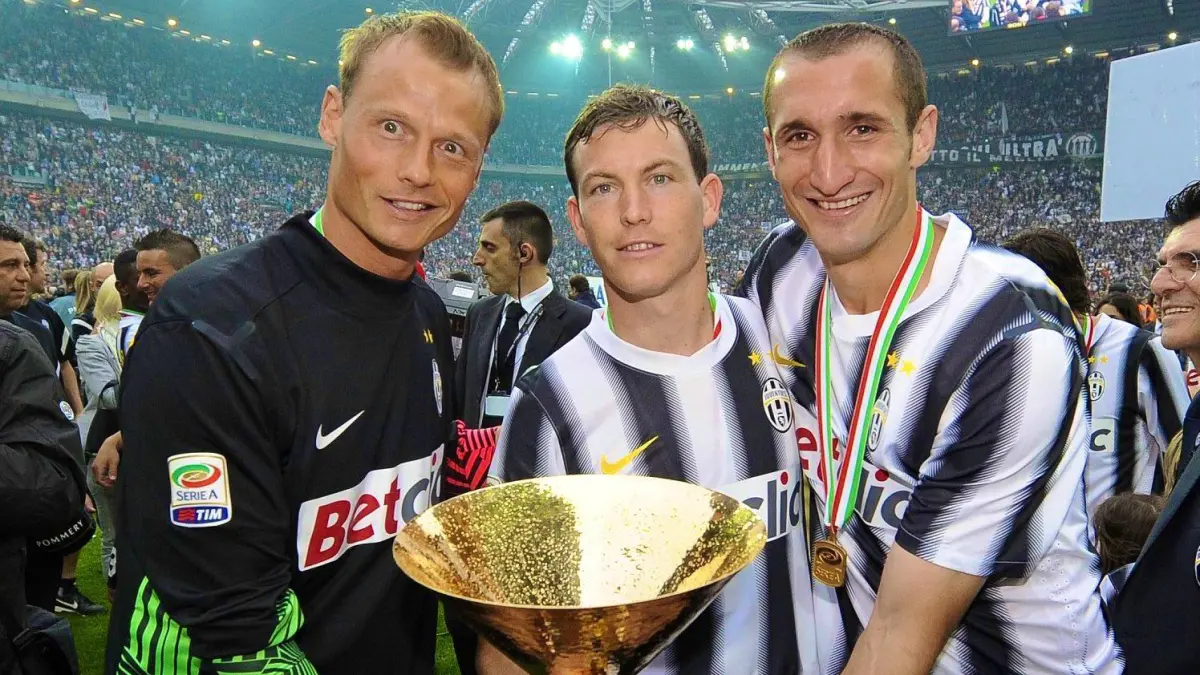 Alex Manninger, kiri, saat merayakan Scudetto Juventus musim 2011/12.