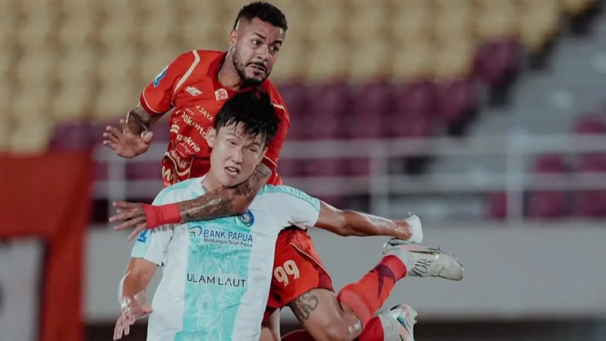 BUMI & LANGIT: Pemain PSBS Biak berduel dengan pemain Persija Jakarta pada laga putaran pertama BRI Super League 2025/26 lalu. (IG @persija)