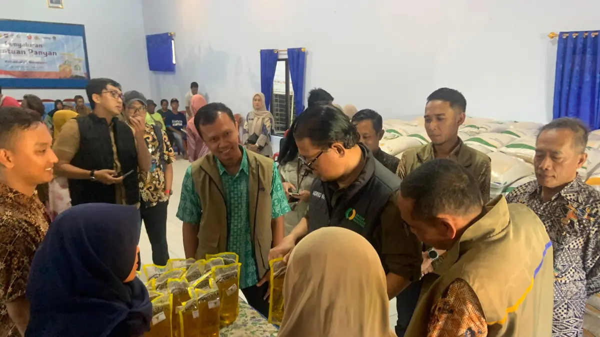 Deputi Bapanas meninjau langsung penyaluran bantuan pangan di Desa Buduran, Kabupaten Madiun. LODITYA FERNANDES/RADAR MADIUN