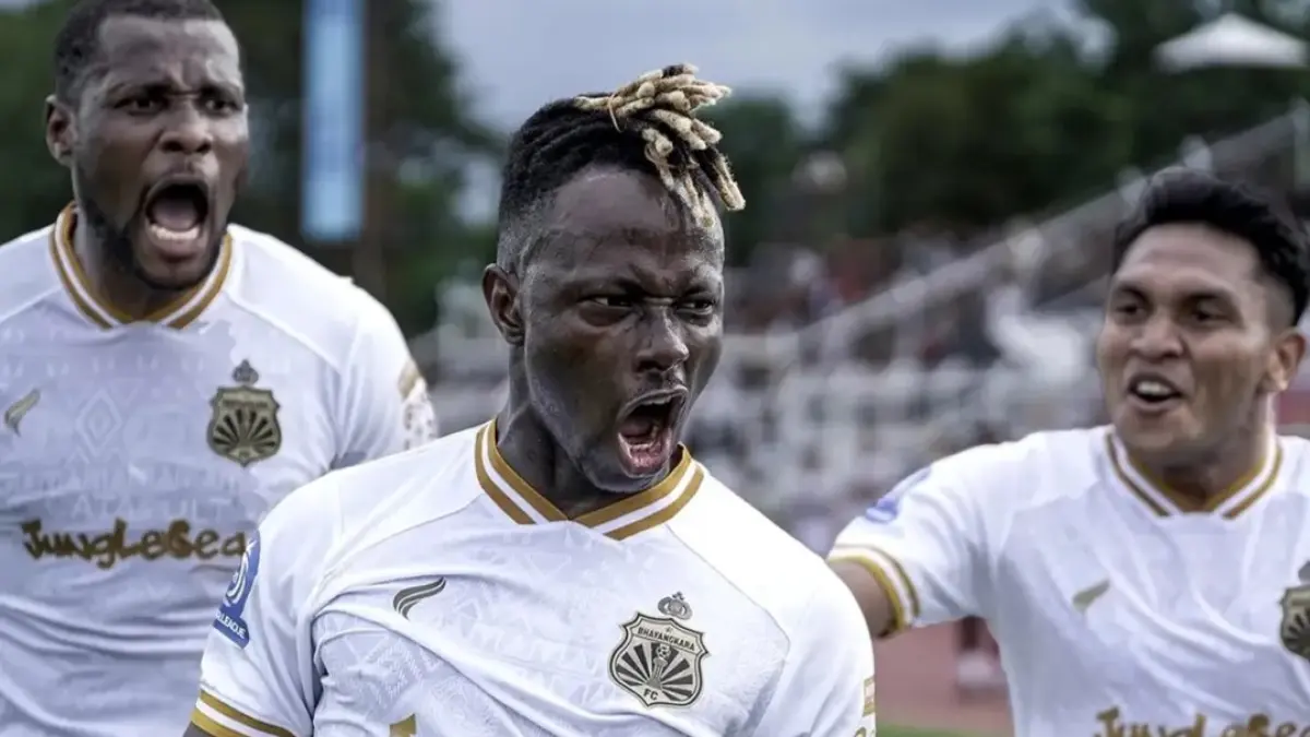 HERO: Moussa Sidibe membuktikan ketajamannya saat menjebol gawang PSIM Jogja dan memastikan kemenangan Bhayangkara FC 2-1 atas tamunya. (IG @bhayangkarafc)