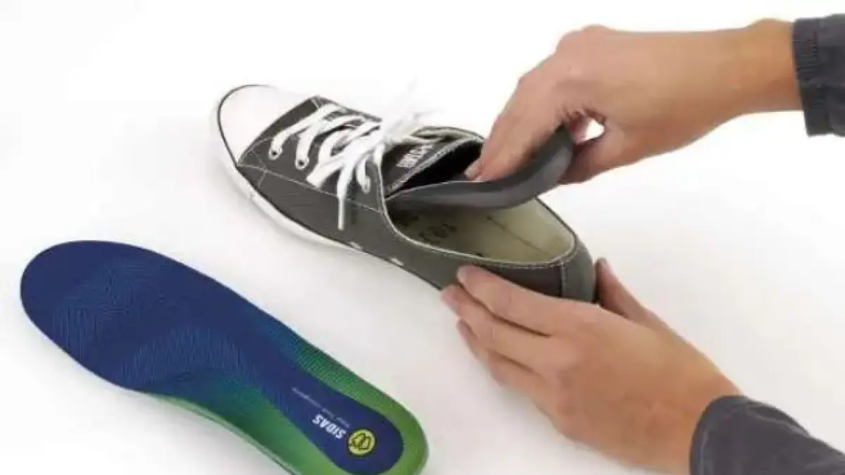 Ilustrasi cara mengatasi sepatu kebesaran.