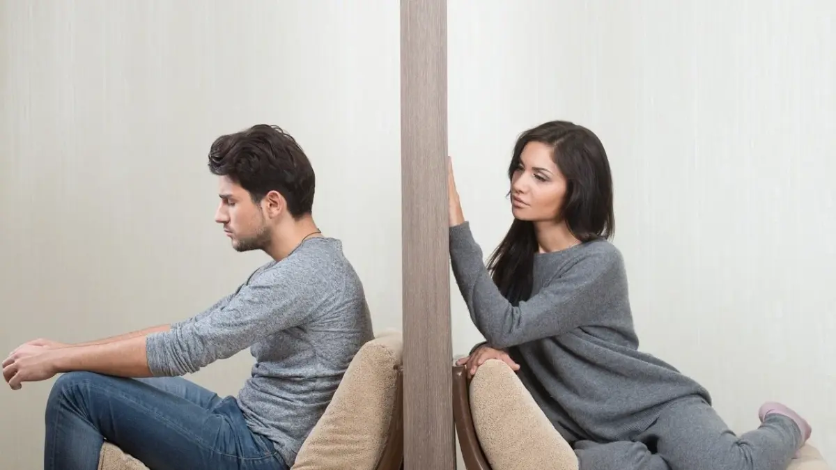 Ilustrasi Gaya Hubungan Avoidant Attachment (Kayli Larkin)