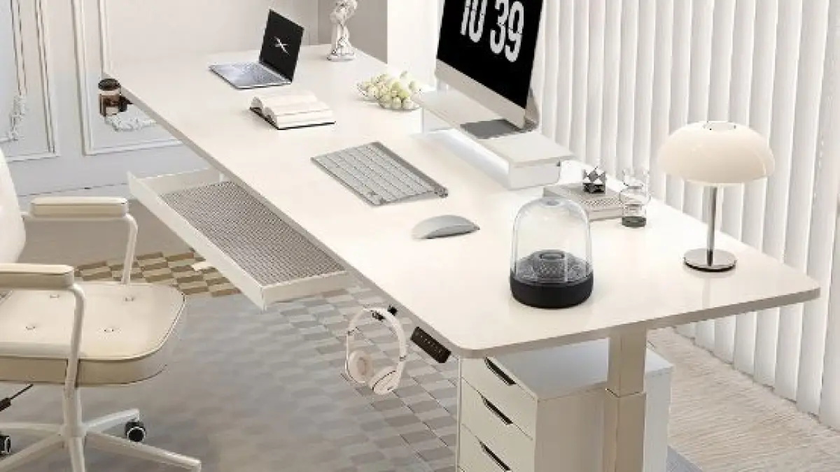 Ilustrasi meja kerja standing desk. (ILUSTRASI/ISTIMEWA)