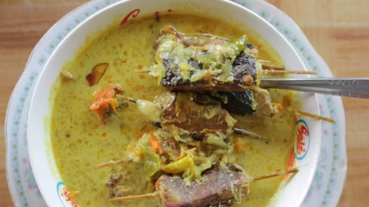Ilustrasi sayur kalakan khas Pacitan yang berbahan daging ikan pari atau hiu.