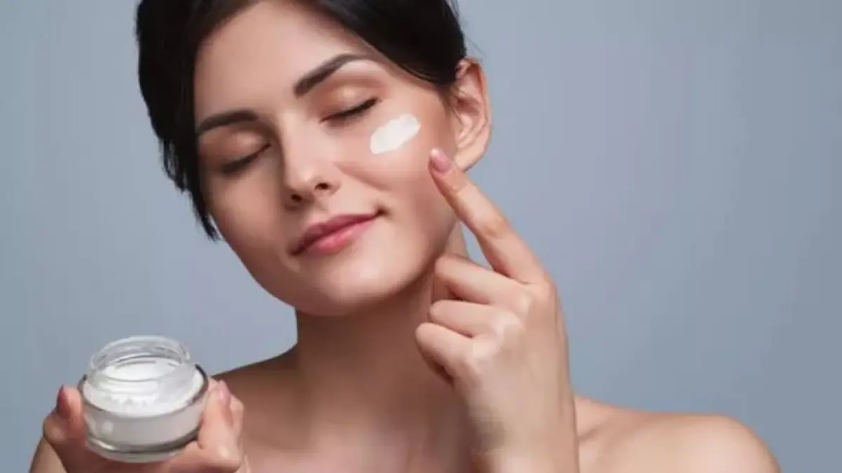 Ilustrasi skincare kulit sensitif.