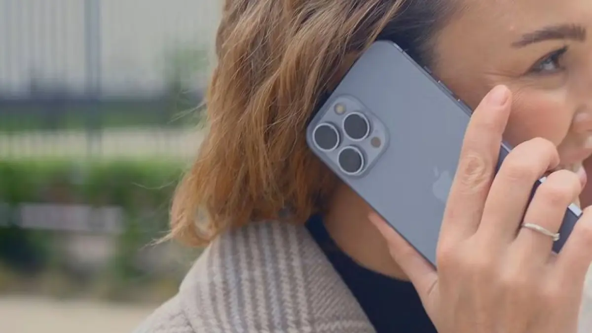 Ilustrasi telepon suara atau voice call menggunakan iPhone. (HOW TO GEEK)