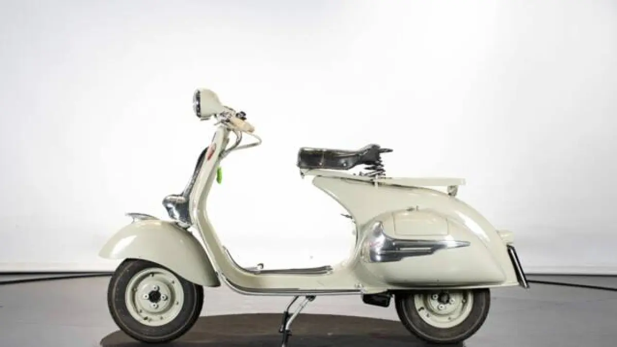 Ilustrasi Vespa VL Struzzo. (classic trader)
