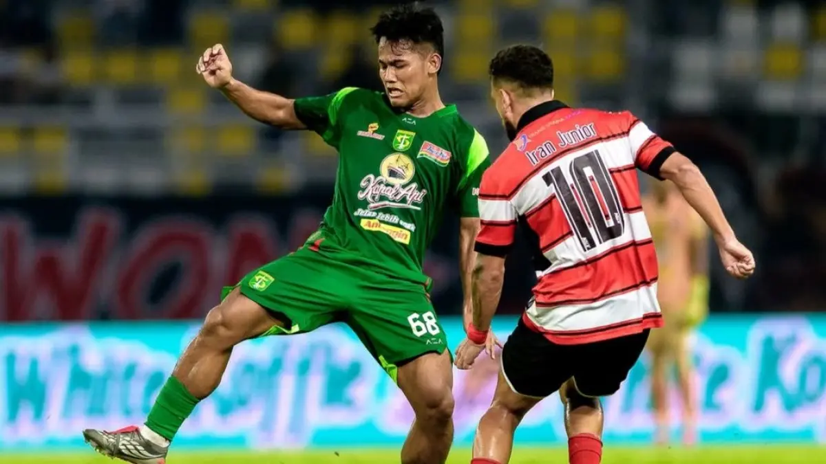 KALAH: Gelandang Persebaya Tony Firmansyah dikawal pemain Madura United. (IG @officialpersebaya)