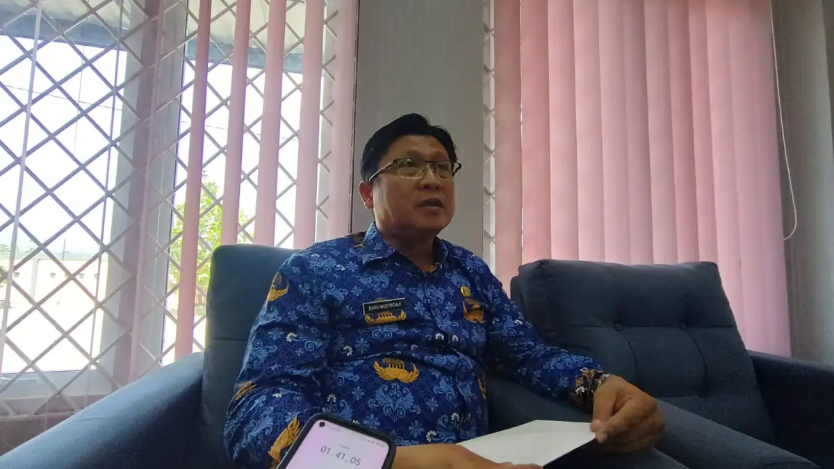 Kepala Dinas Kesehatan Pacitan Daru Mustikoaji menjelaksan penyebab siswa terdampak keracunan makanan dari program SPPG. FOTO: NUR CAHYONO/RADAR PACITAN