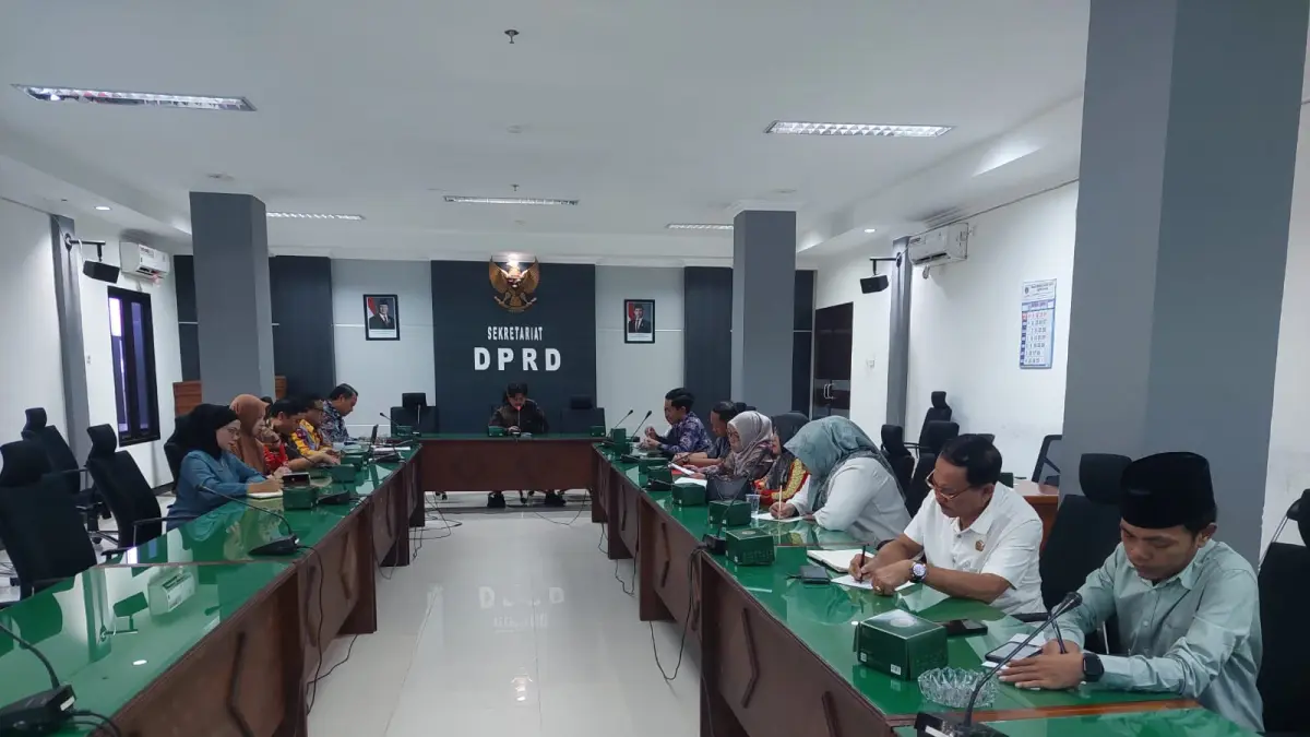 Pansus DPRD Ngawi membahas LKPj 2025 bersama OPD di ruang rapat sekretariat DPRD. FOTO: ASEP SYAEFUL/RADAR NGAWI