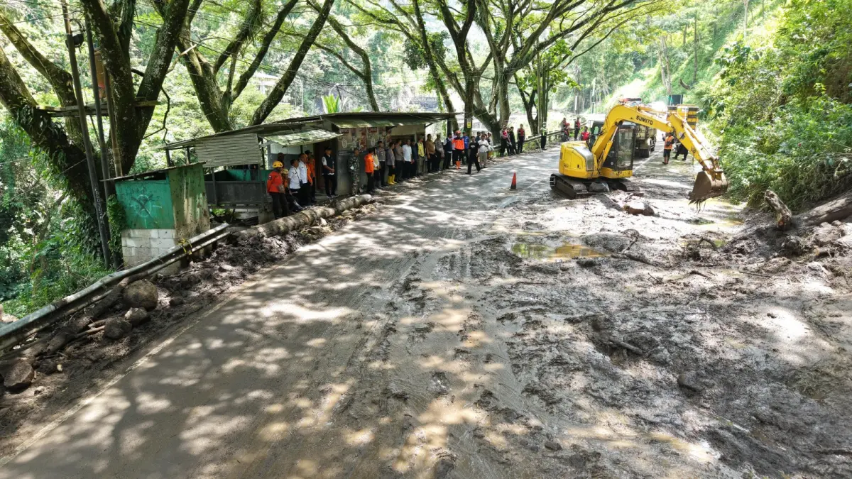 Petugas gabungan membersihkan material longsor yang sempat menutup Jalur Ponorogo–Pacitan akibat cuaca ekstrem. FOTO: SUGENG DWI N/RADAR PONOROGO