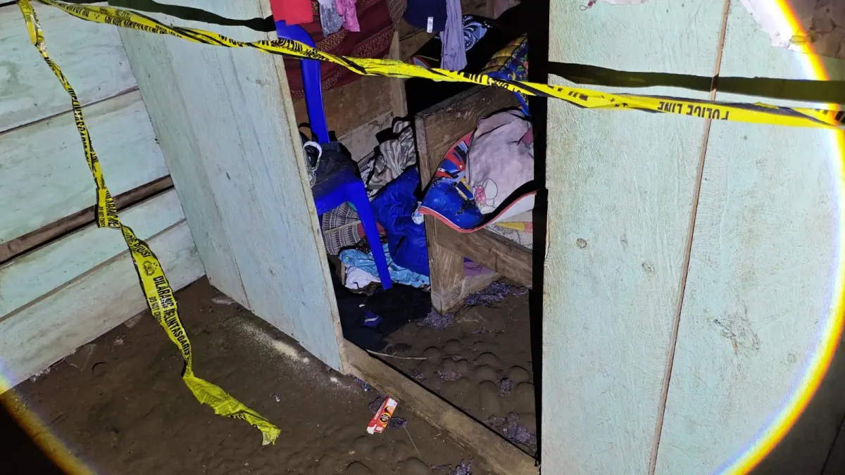 Petugas kepolisian mengamankan janin yang ditemukan di rumah warga Desa Pupus, Kecamatan Ngebel, Ponorogo. SUGENG DWI N/RADAR PONOROGO