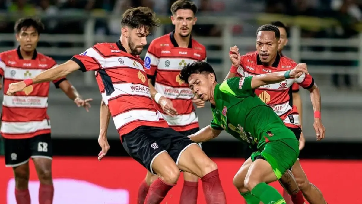 SENGIT: Pemain Persebaya mendapat pressinh ketat dari pemain Madura United dalam laga BRI Super League pekan ke-28, Jumat (17/4) malam. (IG @officialpersebaya)