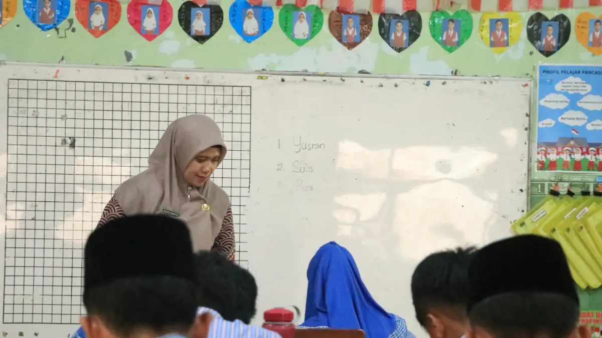 Siswa SD di Ponorogo mengikuti simulasi TKA berbasis daring menggunakan handphone menjelang pelaksanaan ujian. DOK RADAR PONOROGO