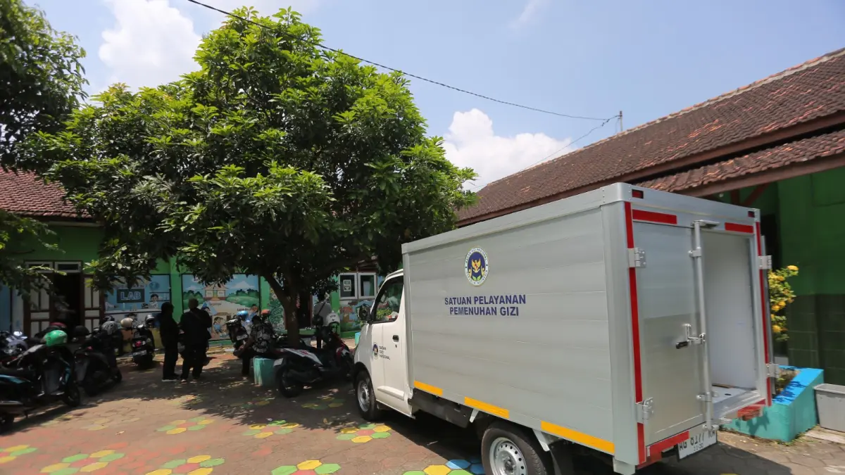 Siswa SDN 01 Demangan dievakuasi ke RSUD Kota Madiun setelah mengeluhkan pusing dan mual usai diduga menyantap MBG. BAGAS BIMANTARA/RADAR MADIUN