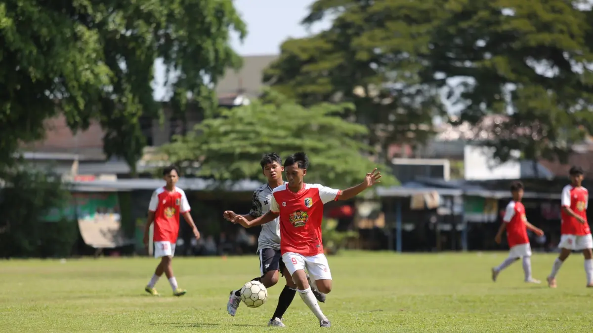 Skuad PSM Madiun U-17 menjalani laga uji coba di Stadion Wilis sebagai persiapan Piala Soeratin. BAGAS BIMANTARA/RADAR MADIUN