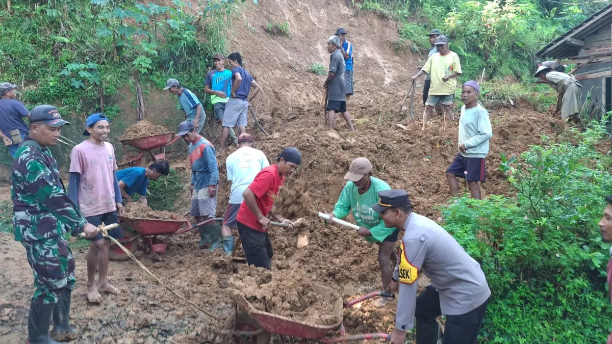 Warga Pacitan membersihkan rumah dari material longsor setelah hujan deras memicu puluhan titik bencana. NUR CAHYONO/RADAR PACITAN