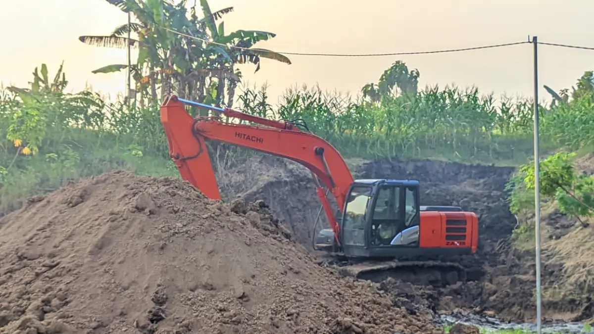 Alat berat sudah berada di lokasi, namun pengurukan galian C Saradan masih menunggu kesepakatan warga. FOTO: LODITYA FERNANDES/RADAR MADIUN