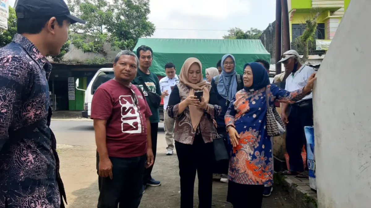 DPRD Ngawi sidak jalan rusak di selatan Pasar Jogorogo setelah dikeluhkan warga. ASEP SYAEFUL/RADAR NGAWI