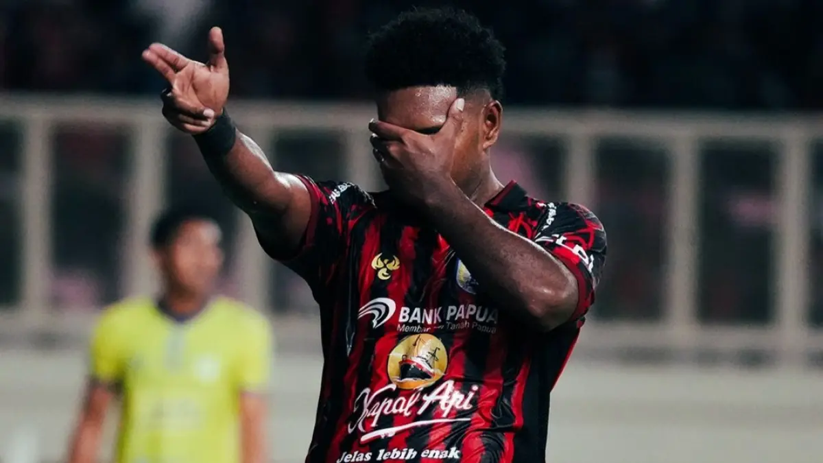 GOL PEMBUKA: Kelly Sroyer membuka gol kemenangan Persipura vs PSIS Semarang pada pekan ke-25 Pegadaian Championship. (IG @persipurapapua1963)