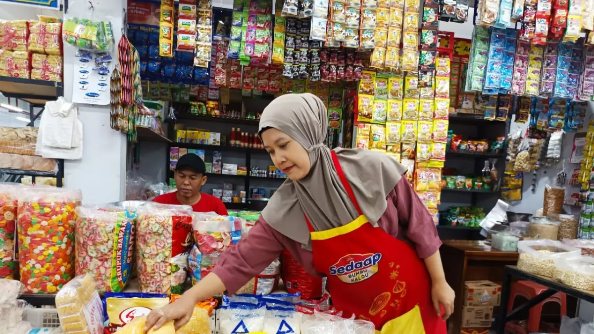 Harga minyak goreng premium di Pasar Legi Ponorogo melonjak hingga Rp 24 ribu per liter. SUGENG DWI N/RADAR PONOROGO