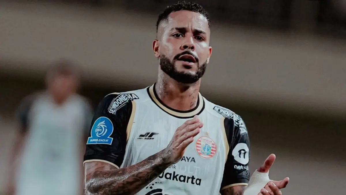 JAGA ASA: Maxwell Souza membawa timnya Persija Jakarta tetap berada di jalur juara usai mencetak gol ke gawang PSBS Biak. (IG @persija)