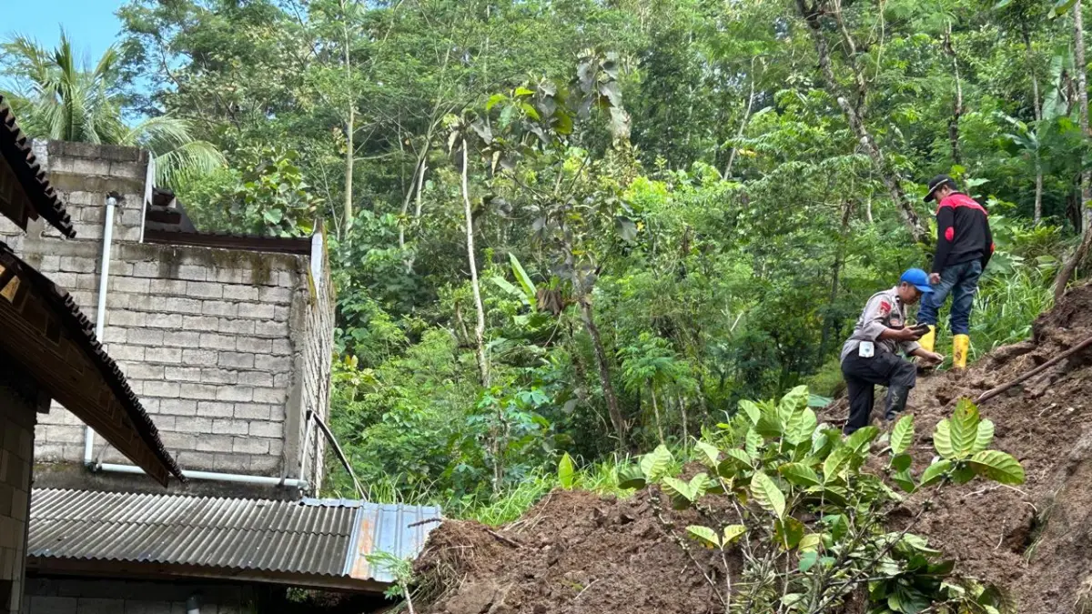 Material longsor menerjang rumah warga di Pacitan akibat cuaca ekstrem saat pancaroba. FOTO: ISTIMEWA