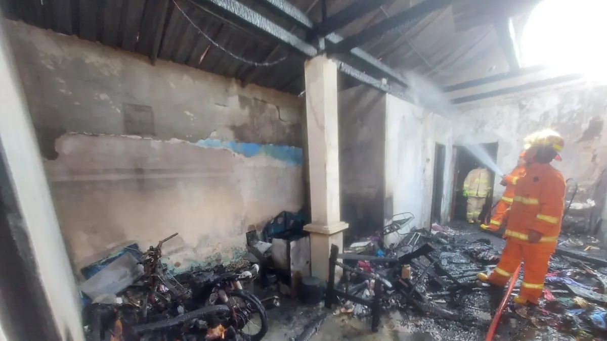 Petugas Damkar Kota Madiun memadamkan kebakaran rumah di Jalan Nitikusumo. FOTO: SATPOL PP DAN DAMKAR KOTA MADIUN