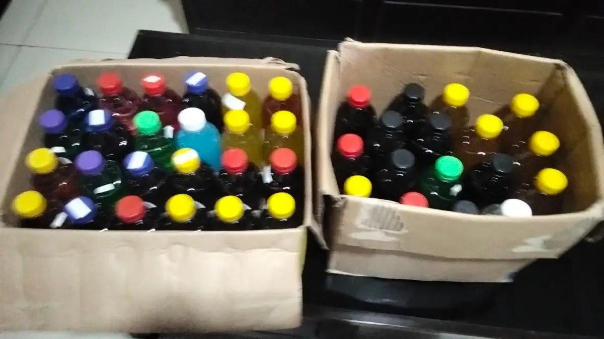 Puluhan botol ciu ilegal diamankan polisi dari rumah pelaku di Ngadirojo, Pacitan. FOTO: POLSEK NGADIROJO