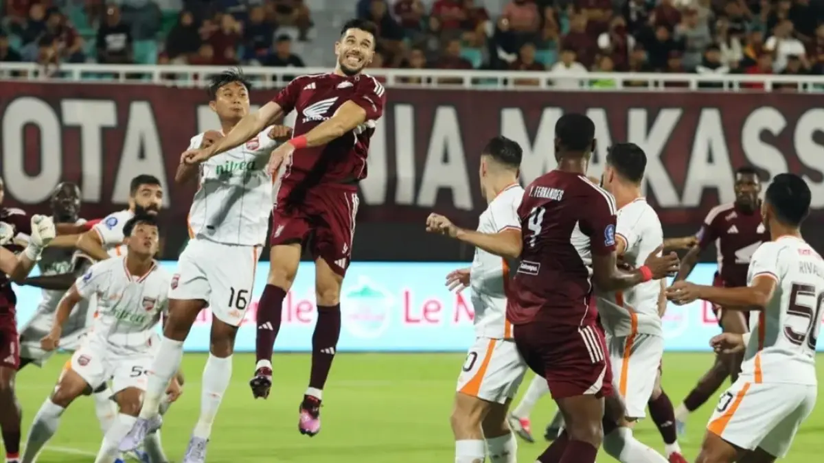 SENGIT: Laga PSM Makassar vs Borneo FC berlangsung sengit, babak pertama skor masih imbang 1-1. (IG @psm_makassar)