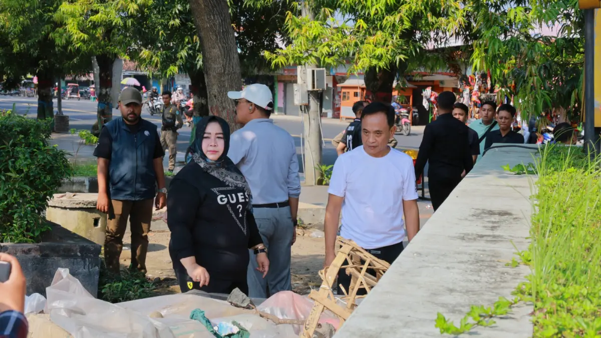 Tumpukan rongsokan ditemukan di sudut Alun-Alun Ponorogo dan akan segera ditertibkan. FOTO: SUGENG DWI N/RADAR PONOROGO