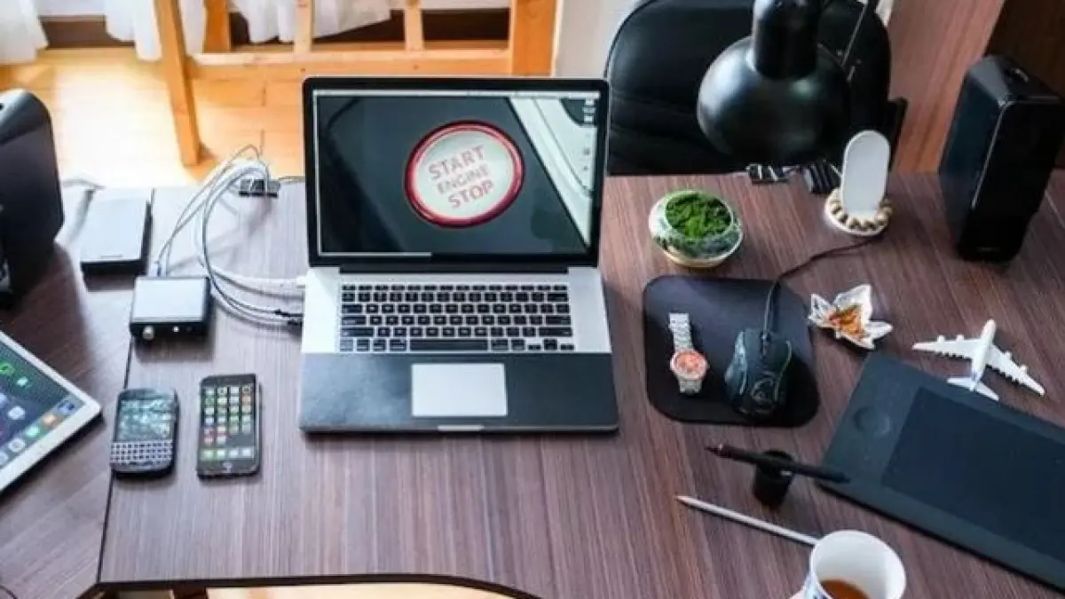 Ilustrasi setup meja kerja minimalis. (PEXIO)