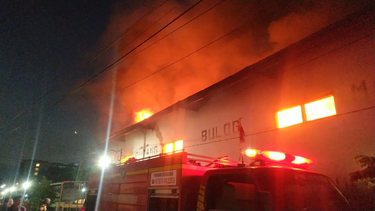 Petugas damkar memadamkan kebakaran gudang kosong di Rejomulyo Madiun, api diduga berasal dari tumpukan kayu bekas. FOTO: ISTIMEWA